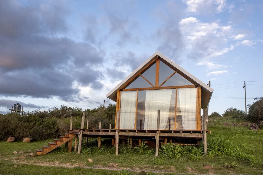 Pequeña cabaña de madera entre los olivos de Las Marías
